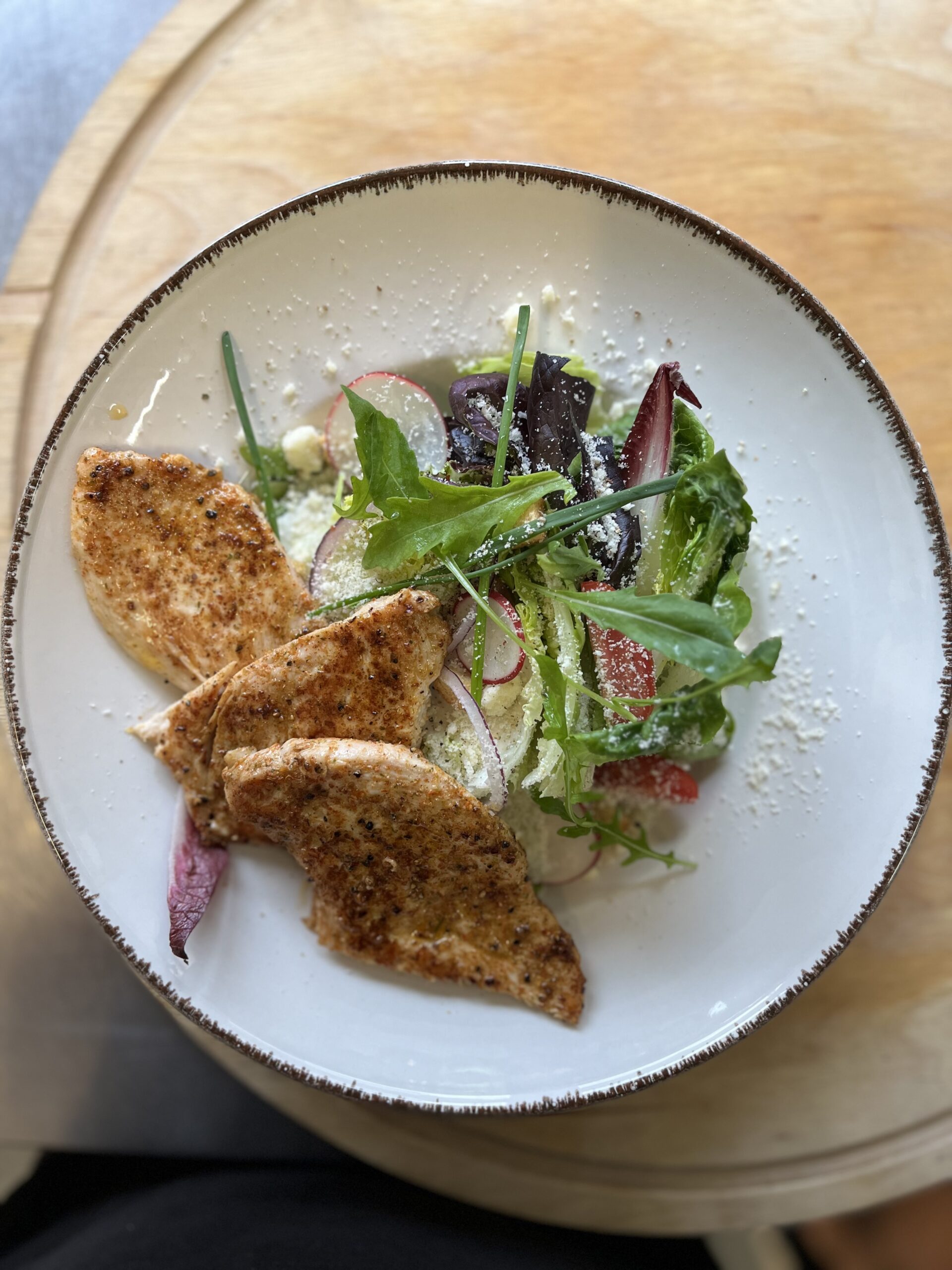 mit Gebratenen Hühnerstreifen, Kirschtomaten, Parmesan, Knusprige Croutons und "CEASAR" Dressing